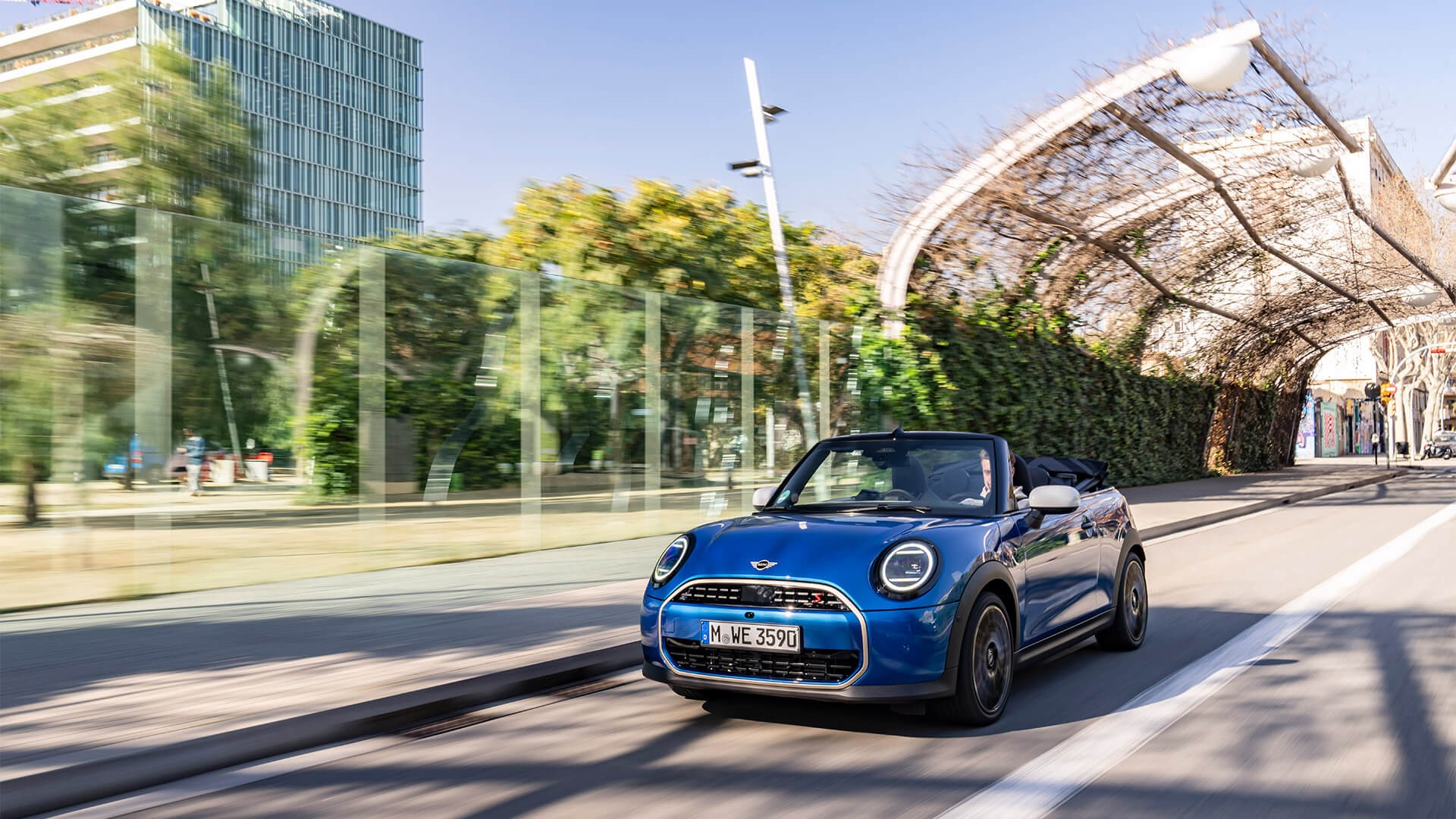 Güneş Açtı, Tavan Açıldı: Yeni MINI Cooper Cabrio Ailesi Şimdi Yollarda. Güneş Açtı, Tavan Açıldı: Yeni MINI Cooper Cabrio Ailesi Şimdi Yollarda.